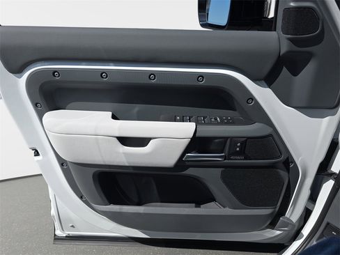 New 2025 Land Rover Defender 130 X-Dynamic SE image 28