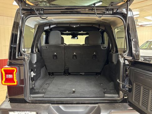 Used 2025 Jeep Wrangler Unlimited Sahara AWD/4WD image 31