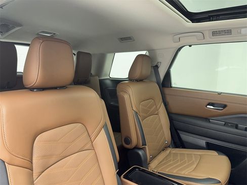 Used 2025 Nissan Pathfinder Platinum image 48