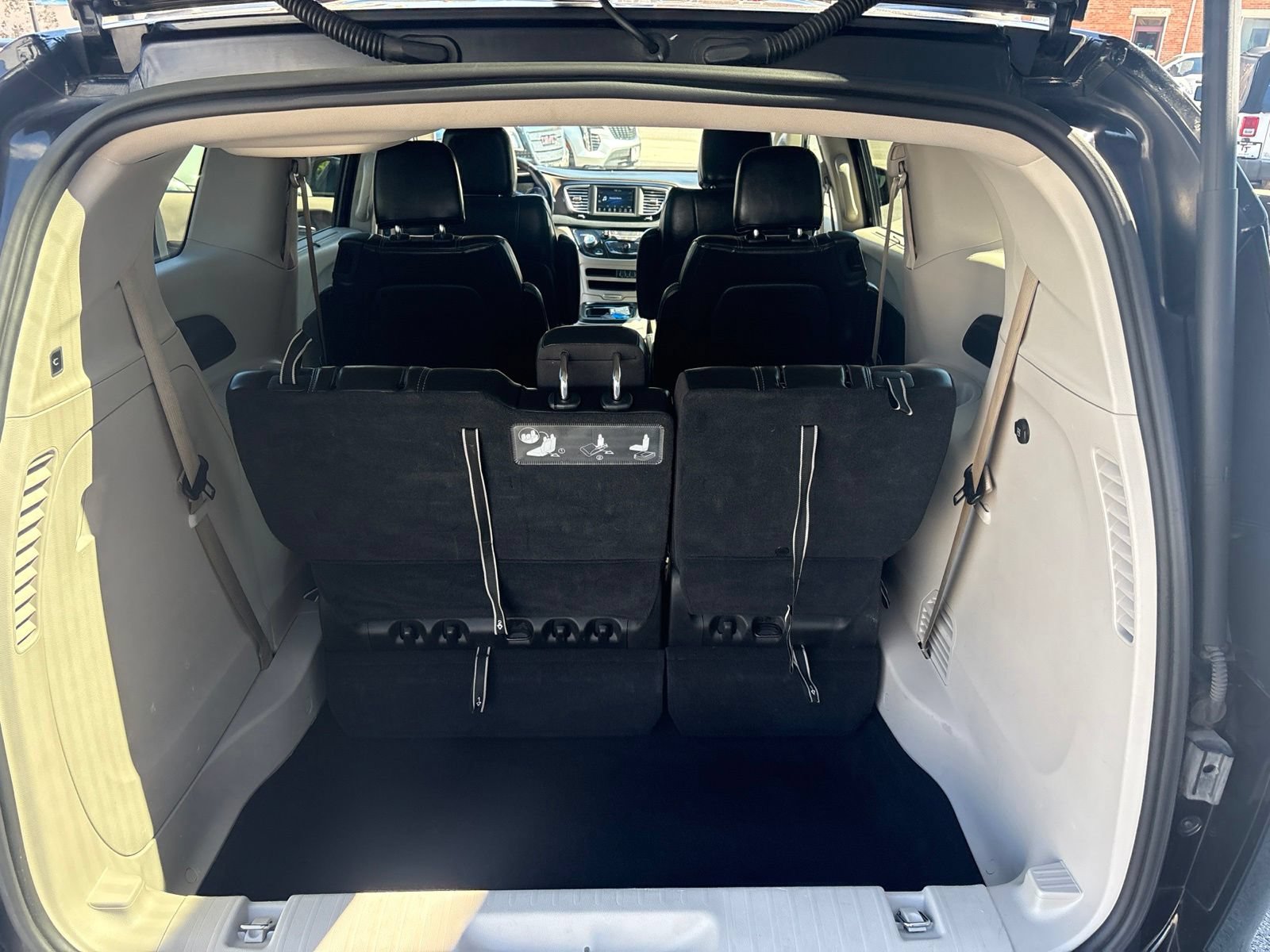 Used 2021 Chrysler Voyager Lxi FWD image 17