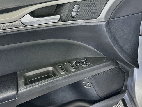 Used 2020 Ford Fusion SE FWD image 15