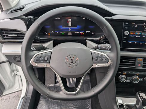Used 2024 Volkswagen Taos SE AWD/4WD image 17