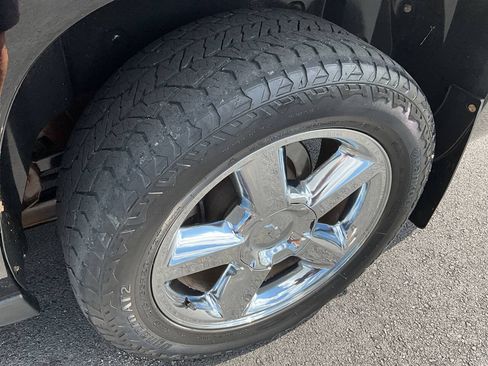 Used 2013 Chevrolet Avalanche LTZ AWD/4WD image 17