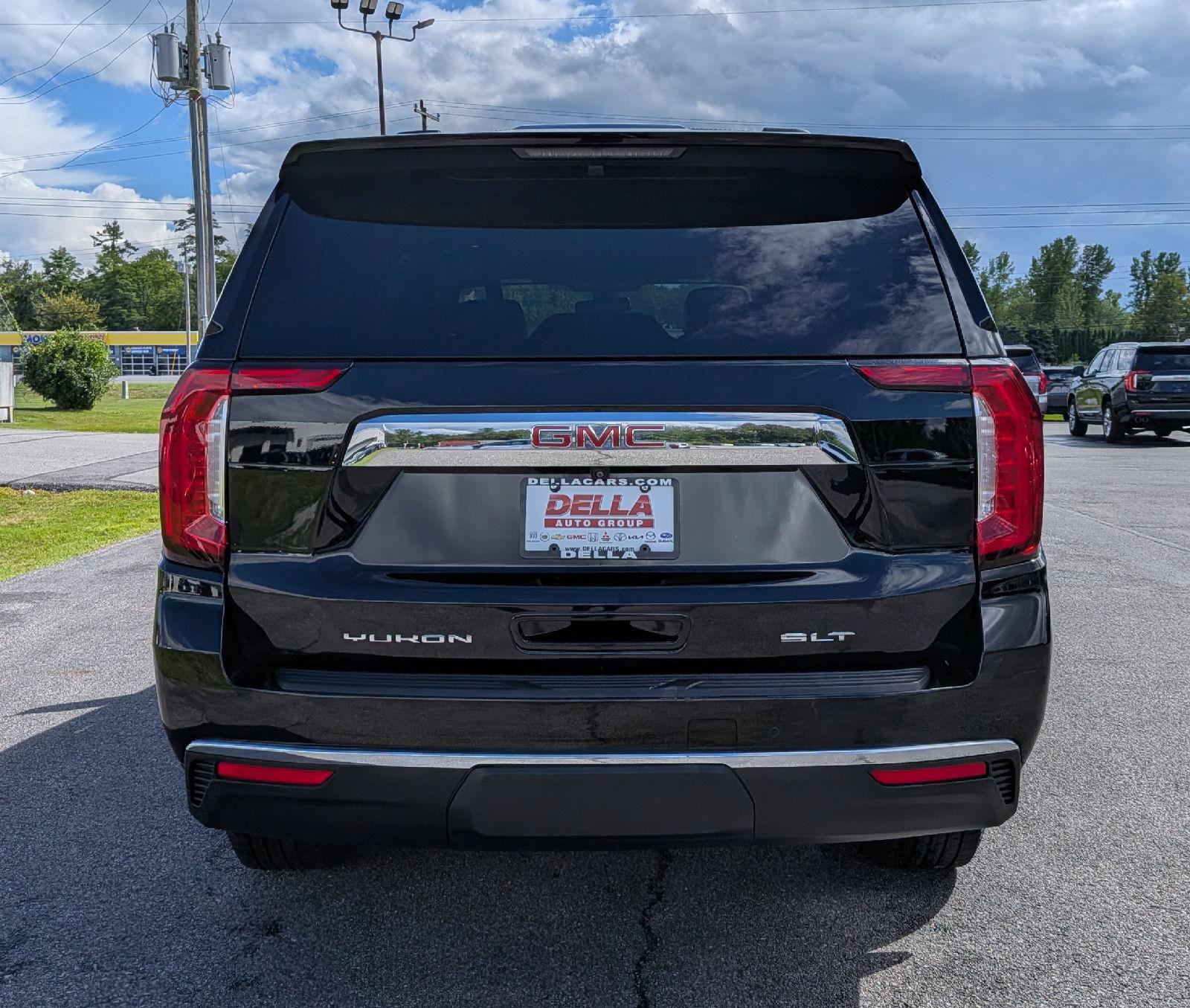Used 2022 GMC Yukon XL SLT w/ SLT Premium Package AWD/4WD image 9