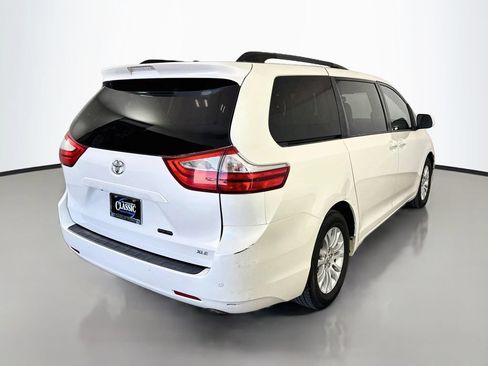 Used 2017 Toyota Sienna XLE Premium FWD image 7