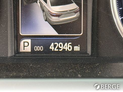 Used 2017 Toyota Camry XLE w/ Moonroof Package FWD image 25