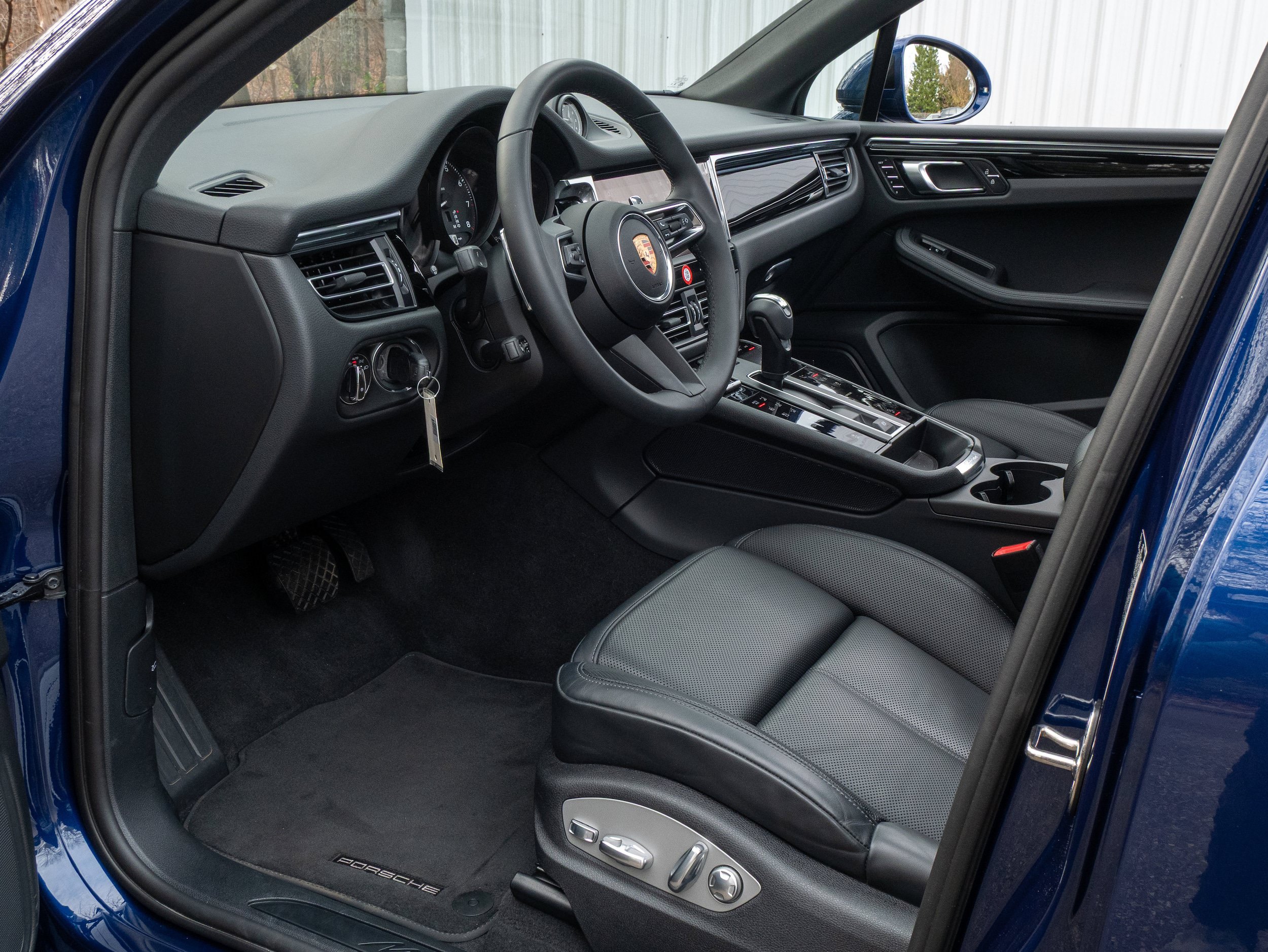Certified 2025 Porsche Macan AWD/4WD image 4