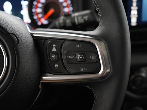 Used 2026 Jeep Wrangler Unlimited Sahara AWD/4WD image 26