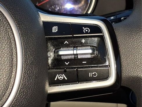 Used 2023 Kia Carnival LX image 27