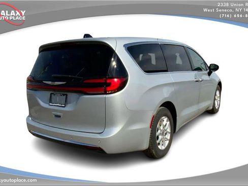 Used 2024 Chrysler Pacifica Touring-L FWD image 5