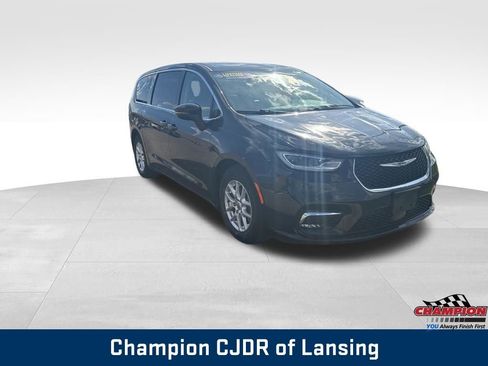 Used 2023 Chrysler Pacifica Touring-L FWD image 8