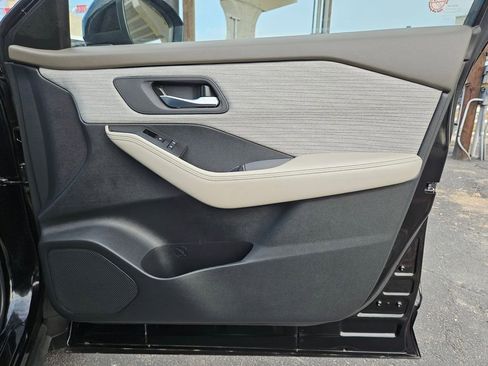 Used 2023 Nissan Rogue SV image 32