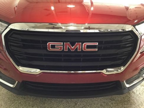 Used 2024 GMC Terrain SLE w/ Driver Convenience Package FWD image 18