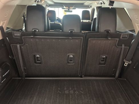 Used 2024 Nissan Pathfinder Platinum w/ Black Appearance Package image 9