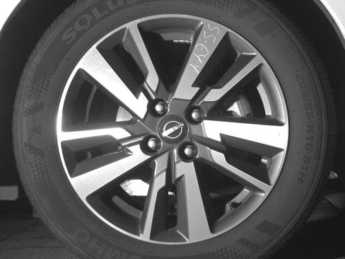 Used 2025 Nissan Versa SV FWD image 10