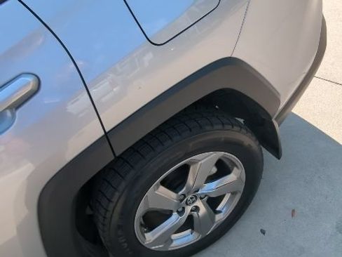 Used 2021 Toyota RAV4 XLE Premium AWD/4WD image 9