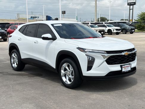 Used 2024 Chevrolet Trax LS w/ LS Convenience Package FWD image 7