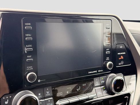 Used 2022 Toyota Highlander XLE AWD/4WD image 15