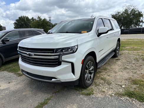 Used 2022 Chevrolet Suburban LT RWD image 3