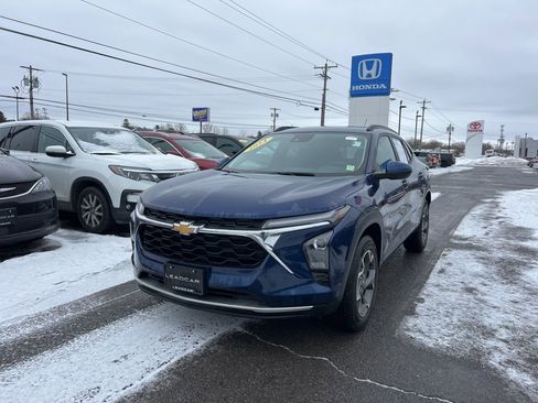 Used 2024 Chevrolet Trax LT w/ Driver Confidence Package image 1
