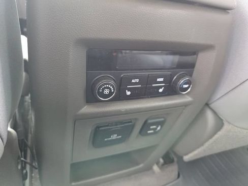Used 2020 Chevrolet Traverse Premier FWD image 16