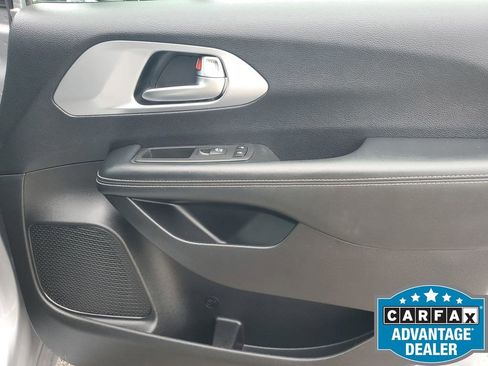 Used 2021 Chrysler Pacifica Touring w/ S Appearance Package image 42