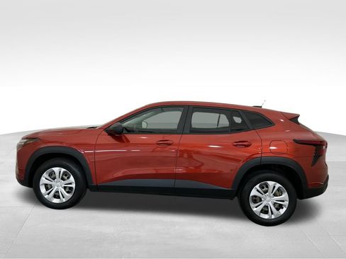 Used 2024 Chevrolet Trax LS w/ Driver Confidence Package FWD image 2