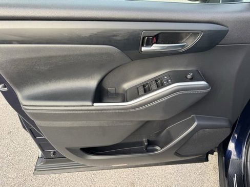 Used 2021 Toyota Highlander XLE image 8