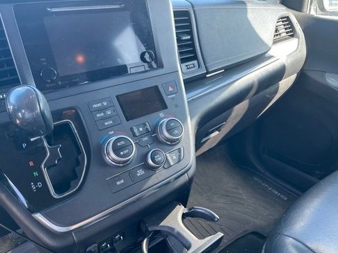 Used 2017 Toyota Sienna SE Premium FWD image 3