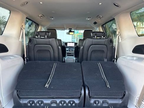 Used 2024 Chrysler Pacifica Touring-L image 19