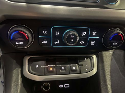 Used 2023 GMC Acadia SLT w/ Preferred Package image 19