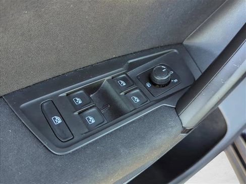 Used 2019 Volkswagen Tiguan S image 11