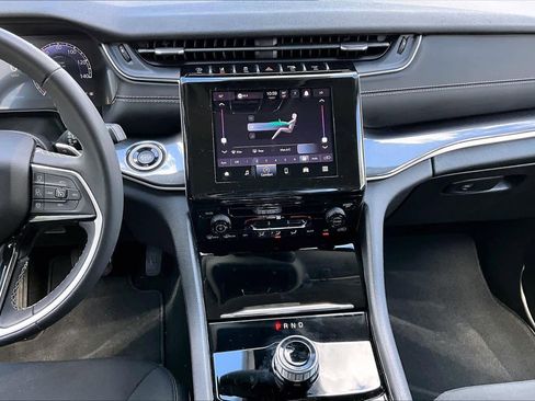 Used 2023 Jeep Grand Cherokee Laredo RWD image 7