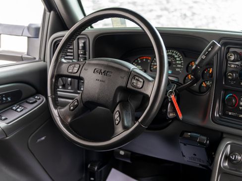 Used 2005 GMC Sierra 2500 SLT w/ Heavy-Duty Power Package image 36