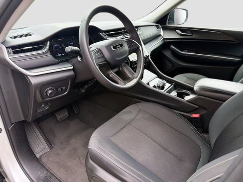 Used 2024 Jeep Grand Cherokee Laredo RWD image 26