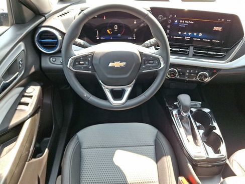 Used 2026 Chevrolet Trax LT w/ LT Convenience Package FWD image 11