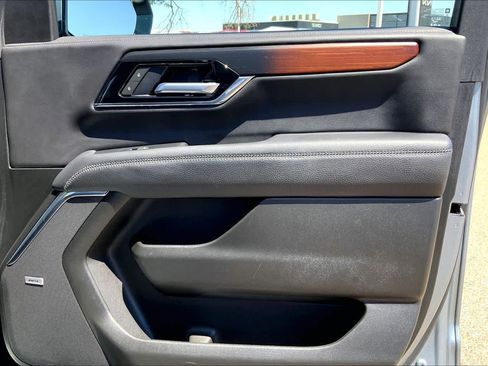 Used 2025 GMC Yukon Denali AWD/4WD image 23
