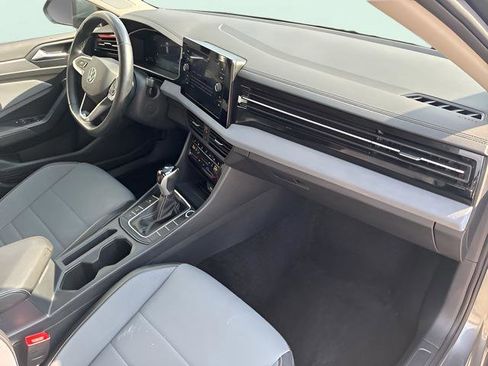 Used 2025 Volkswagen Jetta SE image 12