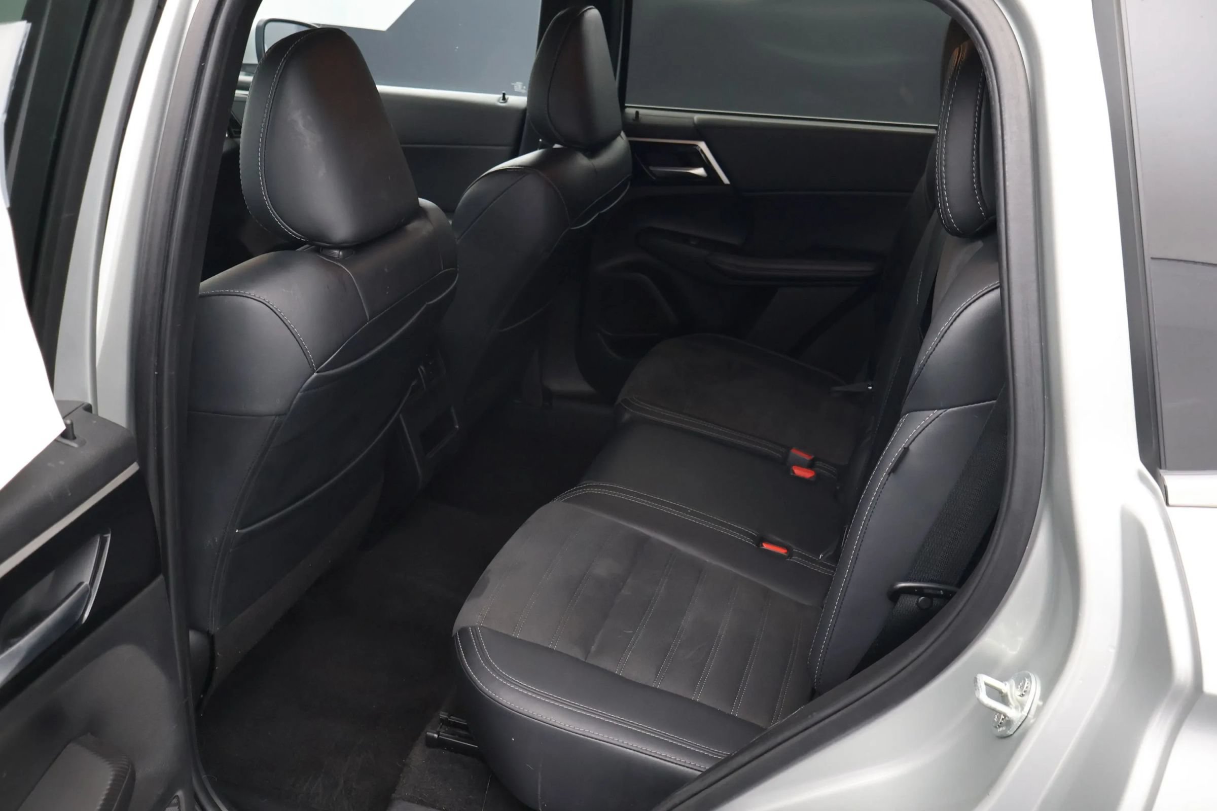 Used 2024 Mitsubishi Outlander FWD image 12