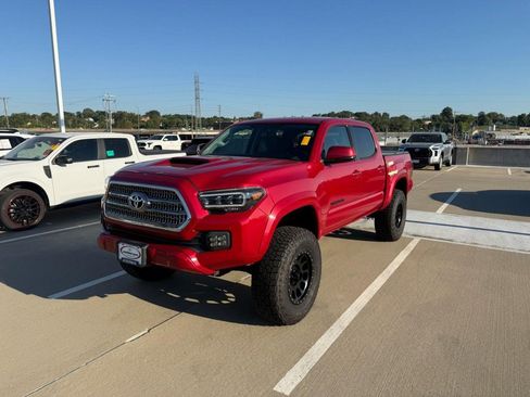 Used 2017 Toyota Tacoma SR5 w/ Tow Package RWD image 2