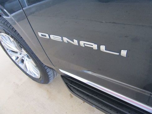 Used 2022 GMC Yukon XL Denali image 11