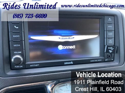 Used 2014 Chrysler Town & Country Touring FWD image 19
