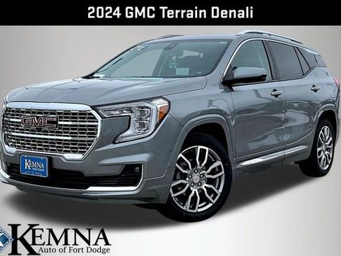 Used 2024 GMC Terrain Denali w/ Denali Premium Package image 3