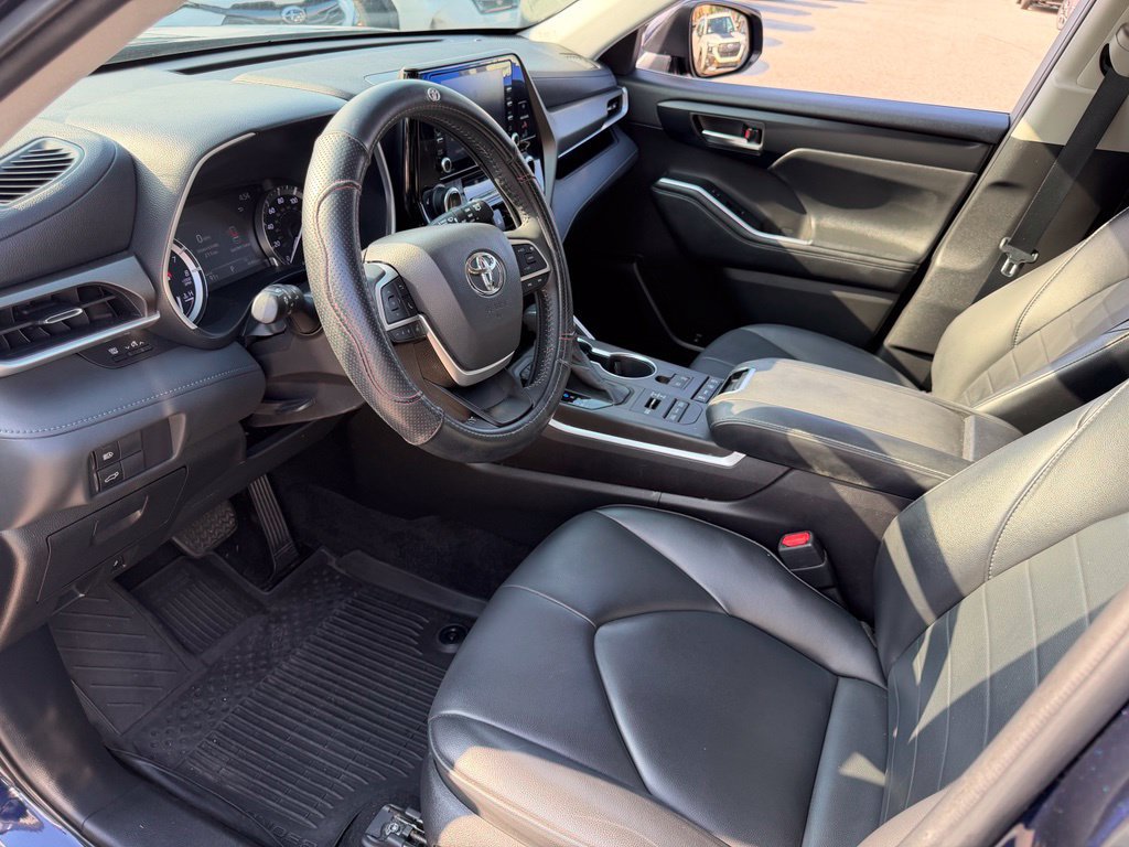 Used 2022 Toyota Highlander XLE AWD/4WD image 25