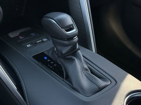 Certified 2024 Toyota Venza Nightshade image 18