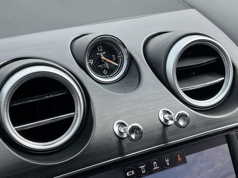Used 2017 Bentley Bentayga image 27