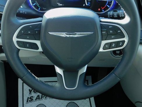 Used 2024 Chrysler Pacifica Select image 4