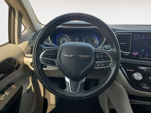 Used 2022 Chrysler Pacifica Limited FWD image 12