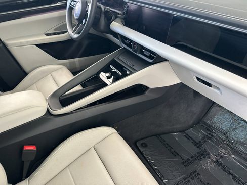 Used 2025 Porsche Macan Electric RWD image 16
