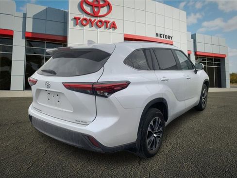 Used 2023 Toyota Highlander XLE AWD/4WD image 2